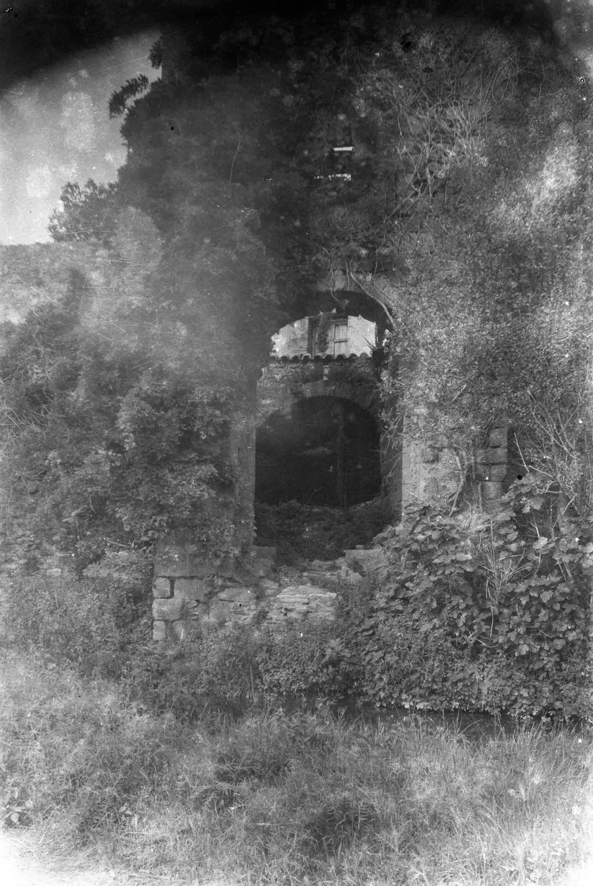 Vista general del Portal de la Gallarda, a Castelló d'Empúries, entre els anys 1942 i 1944 (ACGAX. Fons Sadurní Brunet Pi. Autor: Sadurní Brunet)