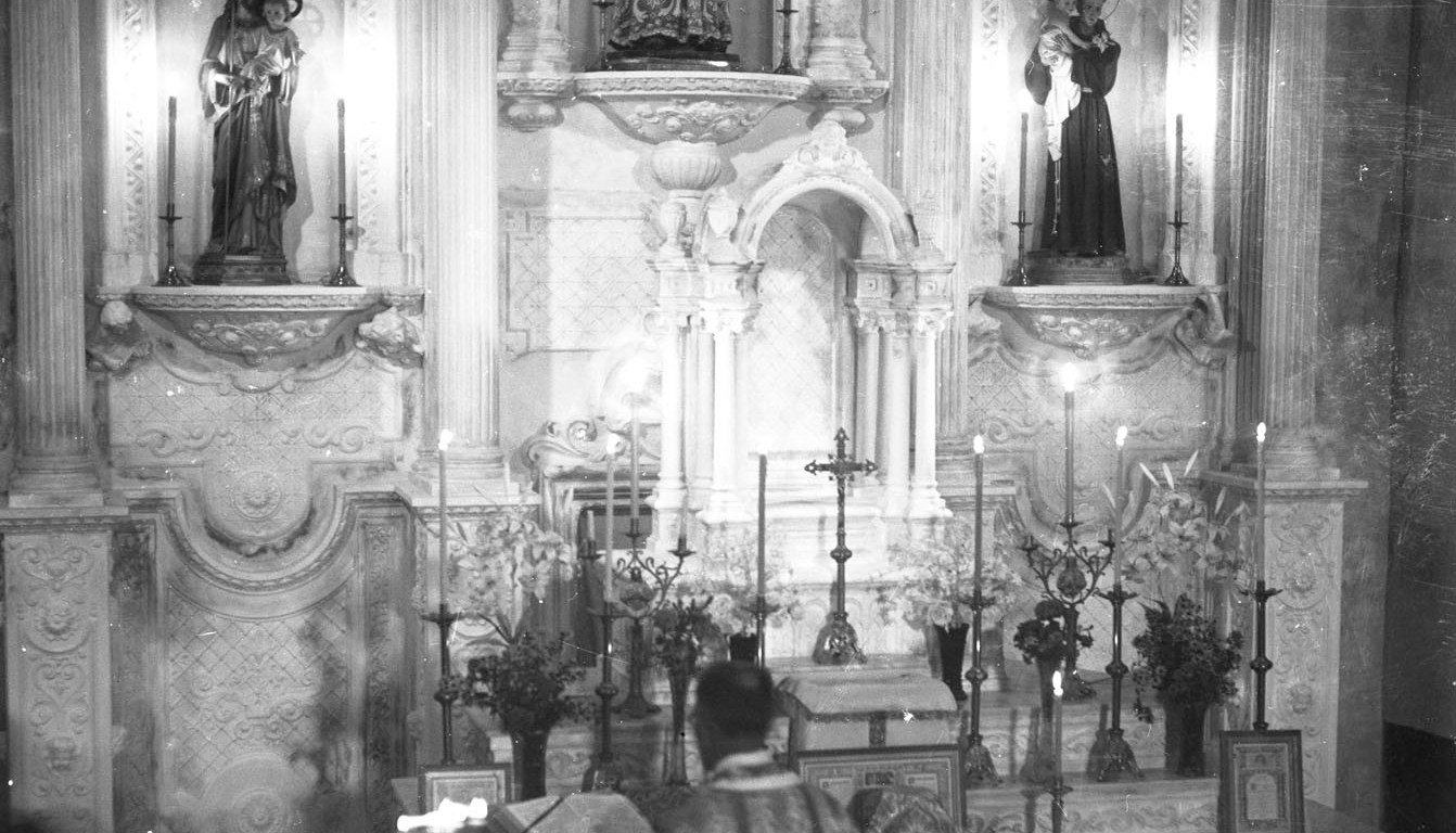 Vista parcial de la cerimònia de consagració de l'altar major de l'església de Sant Esteve, a Josa i Tuixent, 1952 (ACGAX. Fons Sadurní Brunet Pi. Autor: Sadurní Brunet Forasté. Codi atribuït 19.4.3)