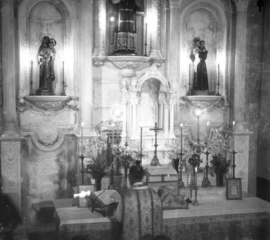 Vista parcial de la cerimònia de consagració de l'altar major de l'església de Sant Esteve, a Josa i Tuixent, 1952 (ACGAX. Fons Sadurní Brunet Pi. Autor: Sadurní Brunet Forasté. Codi atribuït 19.4.3)