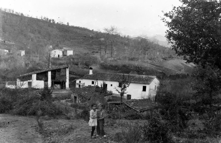 Retrat de dos nens davant d'un paisatge sense localitzar, s.d. (ACGAX. Fons Sadurni Brunet Pi. Autor: Sadurní Brunet)