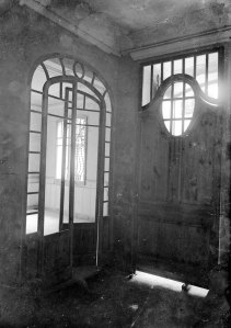 Vista parcial de l'interior de can Sorribas, a Sant Jaume de Llierca, 1917 (ACGAX. Fons Sadurní Brunet Pi. Autor: Sadurní Brunet)