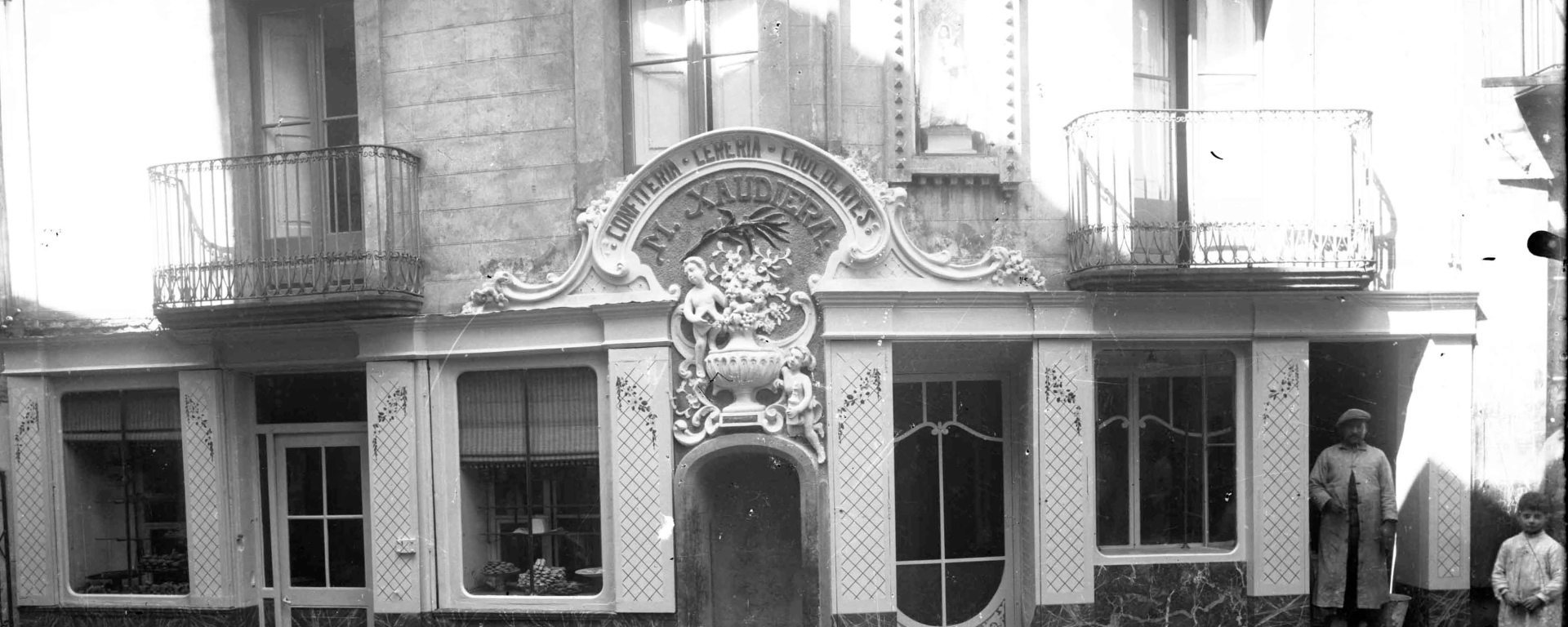 Vista parcial de Can Xaudiera amb Sadurní Brunet i el seu fill Joan al costat, 1922 (ACGAX. Fons Sadurní Brunet Pi. Autor: Sadurní Brunet)