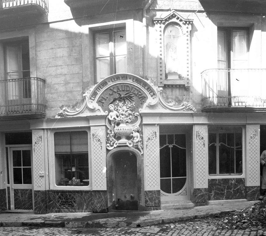 Vista parcial de Can Xaudiera amb Sadurní Brunet i el seu fill Joan al costat, 1922 (ACGAX. Fons Sadurní Brunet Pi. Autor: Sadurní Brunet)