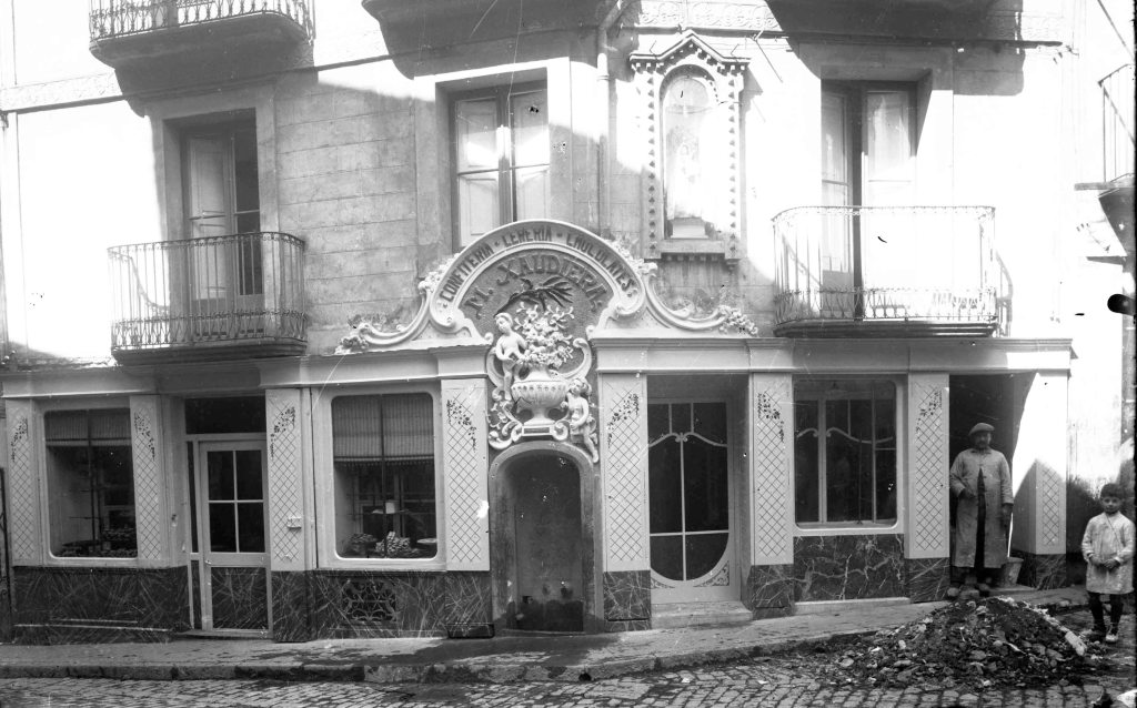 Vista parcial de Can Xaudiera amb Sadurní Brunet i el seu fill Joan al costat, 1922 (ACGAX. Fons Sadurní Brunet Pi. Autor: Sadurní Brunet)