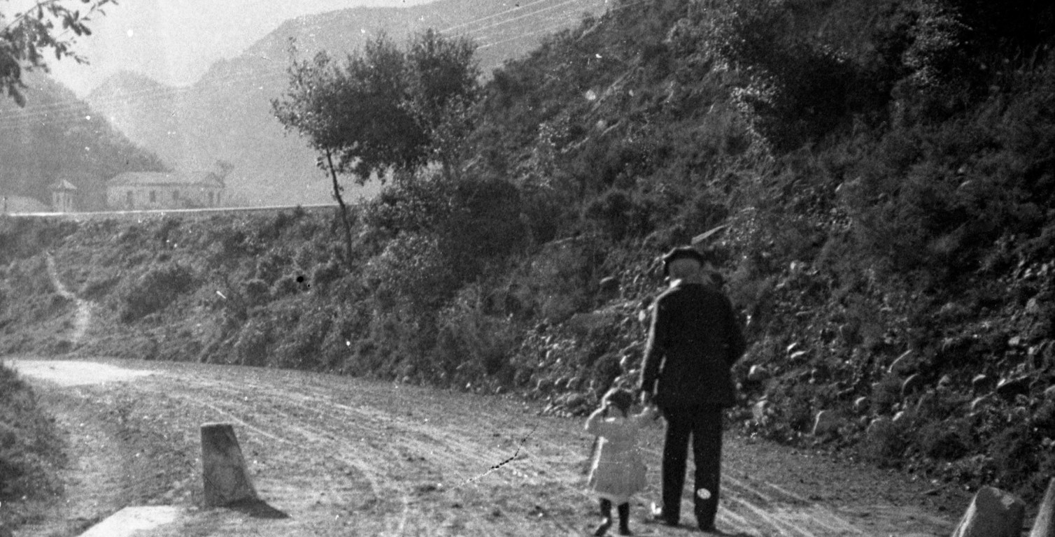 Vista posterior d'un avi i una nena vora el pantà d'el Pasteral, s.d. (ACGAX. Fons Sadurní Brunet Pi. Autor: Sadurní Brunet)