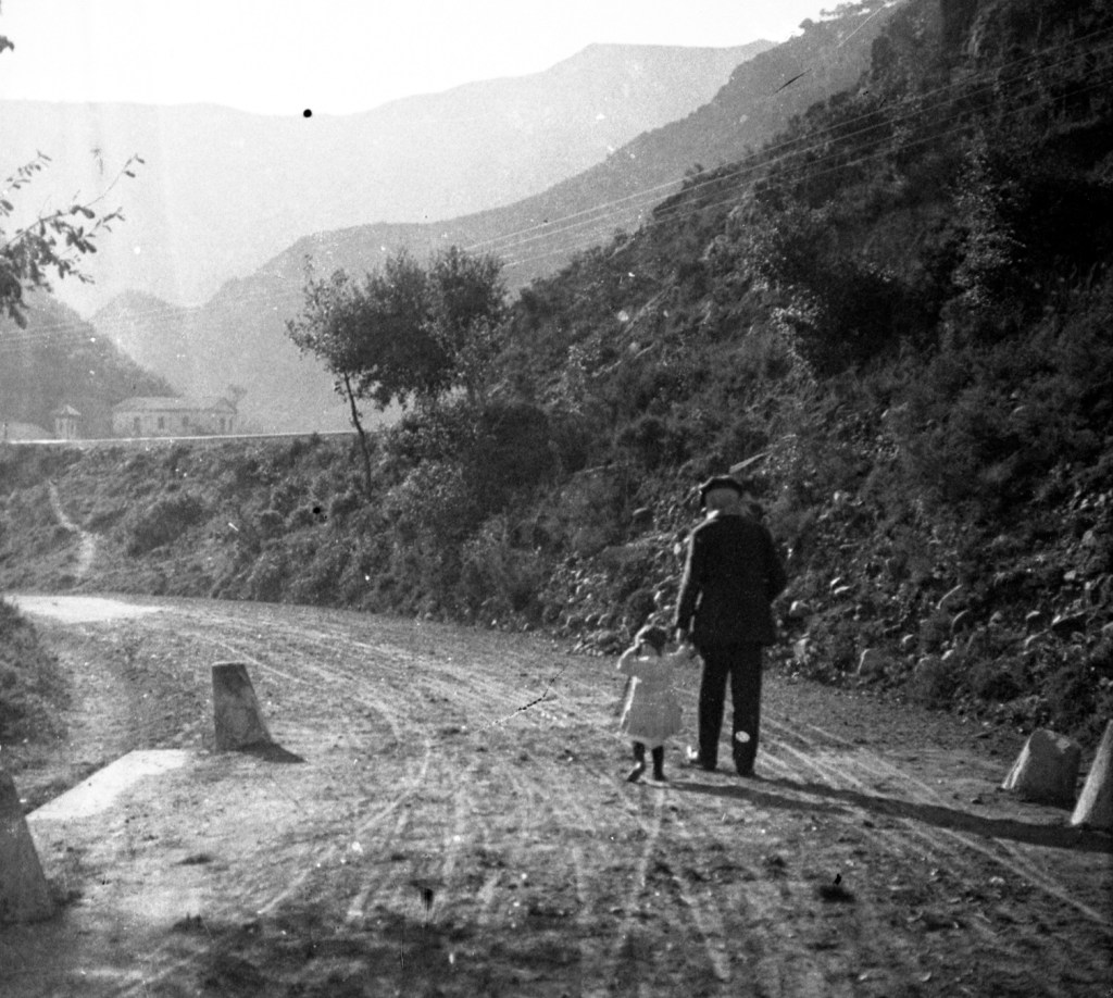 Vista posterior d'un avi i una nena vora el pantà d'el Pasteral, s.d. (ACGAX. Fons Sadurní Brunet Pi. Autor: Sadurní Brunet)