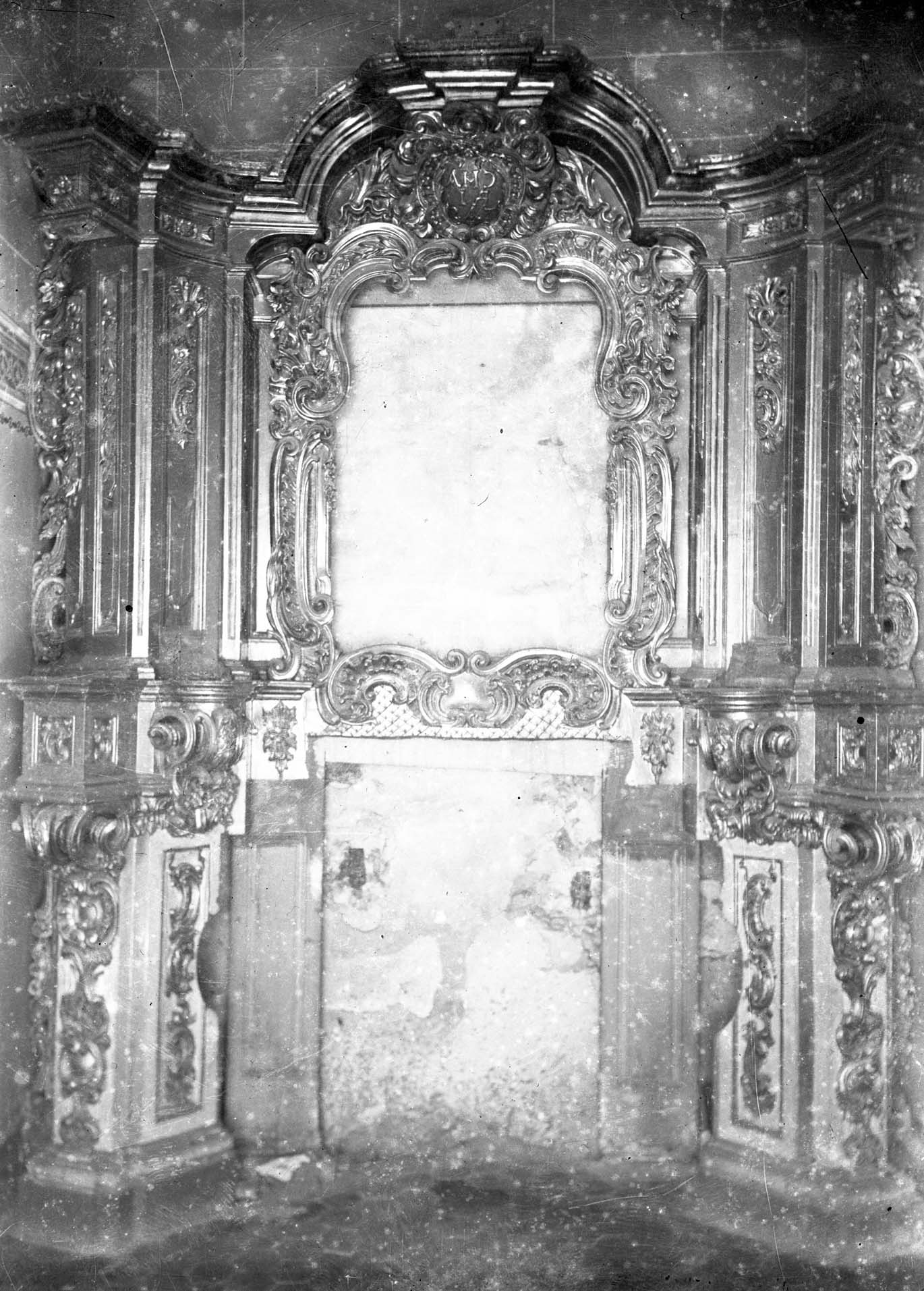 Vista parcial de la capella dels Dolors de la basílica de Santa Maria, a Castelló d’Empúries, entre els anys 1942 i 1944 (ACGAX. Fons Sadurní Brunet Pi. Autor: Sadurní Brunet)